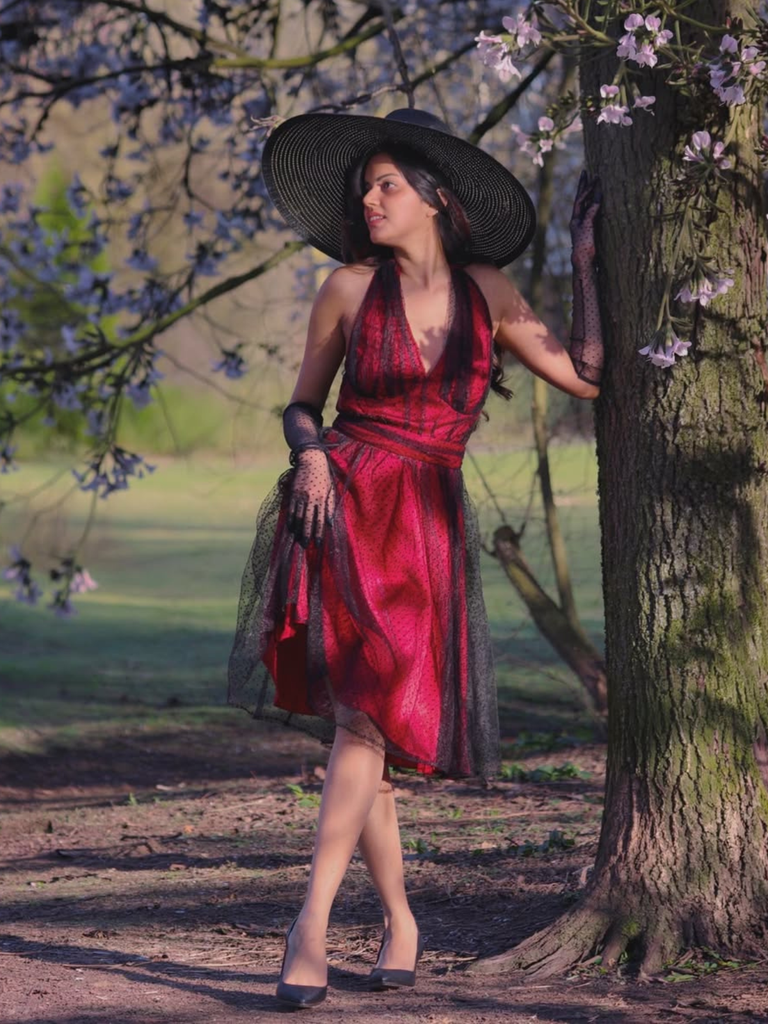 Robe trapèze rouge années 50 en maille à pois cocktail chic