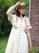 Robe fleurie brodée en coton beige à col en V des années 40
