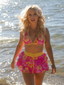 Ensemble bikini rose à imprimé floral et à volants 1960s