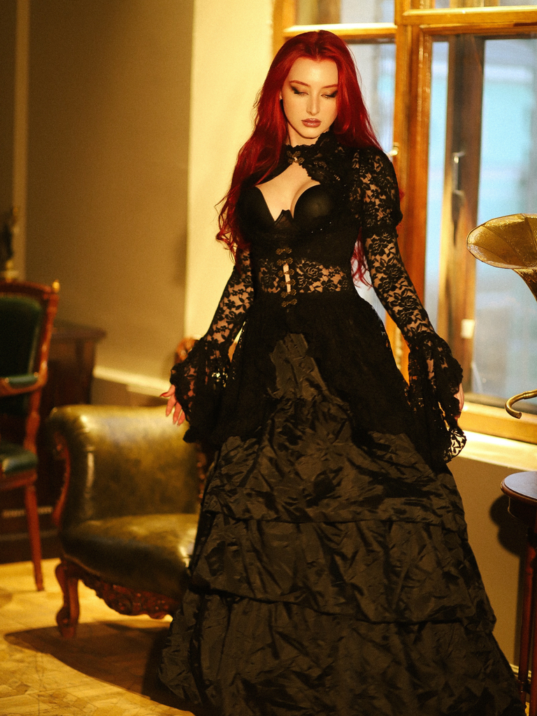 Robe victorienne noire en dentelle à manches gigot des années 1980
