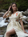 Robe fleurie brodée en coton beige à col en V des années 40