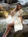 Robe fleurie brodée en coton beige à col en V des années 40