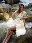 Robe fleurie brodée en coton beige à col en V des années 40