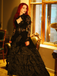 Robe victorienne noire en dentelle à manches gigot des années 1980