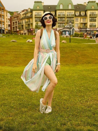 Robe de poche rayée arc-en-ciel à col en V des années 1950